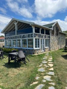 een gebouw met een tafel en stoelen ervoor bij Villa Blacksea in Arnavutköy