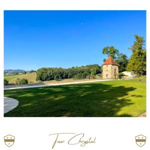 ein Bild eines alten Gebäudes auf einem Grasfeld in der Unterkunft Château de Laforest - Les Tours in Thizy-les-Bourgs