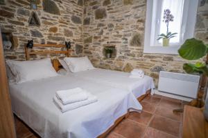 A bed or beds in a room at Villa Mavrianos