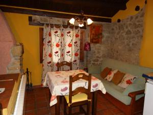 uma sala de estar com uma mesa e um sofá em Casa La Cantonera con zona relax jacuzzi em La Cuba