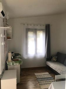uma sala de estar com um sofá e uma janela em Przytulny apartament dla dwojga em Sulejów