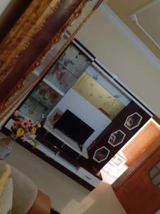 - une vue de tête sur un salon avec une télévision dans l'établissement Kanushi house, à Gjirokastër