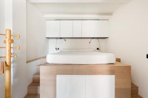 sypialnia z łóżkiem na drewnianym platformie w obiekcie Milano Renovated Studio APTS w Mediolanie +37 zdjęć