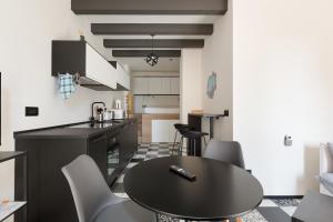 Kuchnia lub aneks kuchenny w obiekcie Milano Renovated Studio APTS