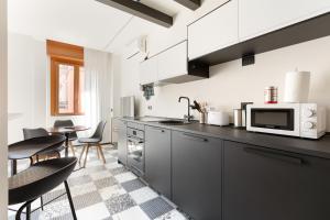 Kuchnia lub aneks kuchenny w obiekcie Milano Renovated Studio APTS