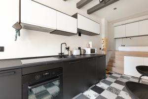 Kuchnia lub aneks kuchenny w obiekcie Milano Renovated Studio APTS
