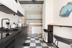 Kuchnia lub aneks kuchenny w obiekcie Milano Renovated Studio APTS