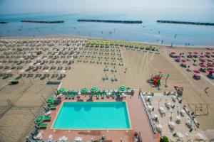 Pláž u hotelu + 21 fotografií