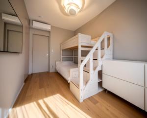 1 dormitorio con litera y escalera en Core Luxembourg City- Luxury Brands Street, en Luxemburgo