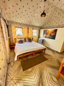 Un pat sau paturi într-o cameră la Bir camps riverside luxury family camps