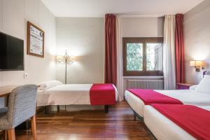 Rúm í herbergi á Snö Hotel Formigal