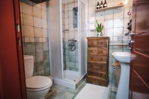 A bathroom at Villa Mavrianos