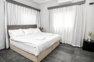 um quarto com uma cama grande e cortinas brancas em King's rooftop em Tel Aviv