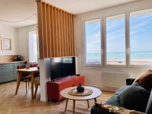 a living room with a view of the ocean at Rêve Salé Appartement Vue Mer 2 à 4 pers in Dieppe