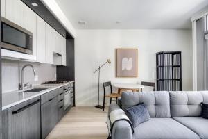 Kuchyň nebo kuchyňský kout v ubytování Pioneer Sq 1BR w WD Gym BBQ Sound view SEA-157