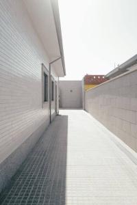 um corredor vazio de um edifício ao lado de uma parede em Vale Do Mar House em Espinho
