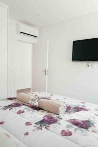 um quarto com uma cama com flores em Vale Do Mar House em Espinho