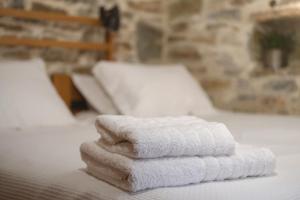 A bed or beds in a room at Villa Mavrianos