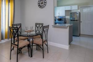 Cucina o angolo cottura di Hamilton @ Oceanpointe a serene 2bed 2 bath Villa