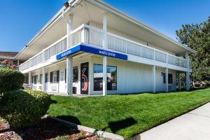 un bâtiment avec un panneau de bienvenue sur son côté dans l'établissement Motel 6-Sparks, NV - Airport - Sparks, à Reno