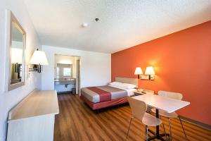 Postel nebo postele na pokoji v ubytování Motel 6-Sparks, NV - Airport - Sparks
