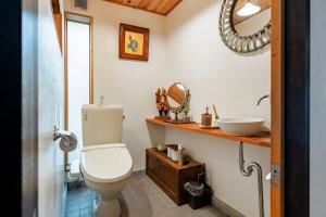 een badkamer met een toilet en een wastafel bij Tsukito in Kyoto