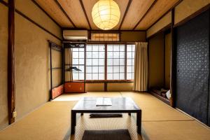 een kamer met een tafel en een groot raam bij Tsukito in Kyoto