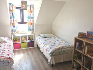 1 dormitorio con 2 camas y ventana en Spacious Family Friendly Apartment- 100m from beach with Seaviews! en Hunstanton
