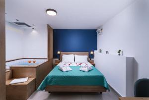 Posteľ alebo postele v izbe v ubytovaní Alcyone Studios and Apartments