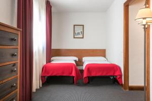 Rúm í herbergi á Snö Hotel Formigal