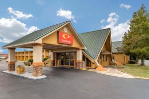 una vista frontal de un hotel en Econo Lodge - Perry National Fair Ground Area, en Perry