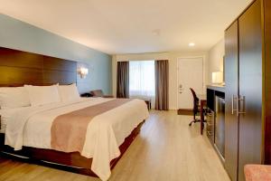 a hotel room with a large bed and a desk at Quality Inn & Suites in Lincoln