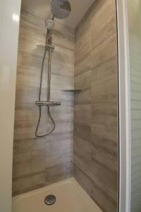 AlbitrecciaT2 VILLAS ACUM 4 pers-Agosta PLAGE- parking的浴室里有淋浴喷头的淋浴