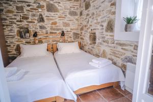 A bed or beds in a room at Villa Mavrianos