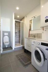 AlbitrecciaT2 VILLAS ACUM 4 pers-Agosta PLAGE- parking的配有洗衣机和卫生间的浴室