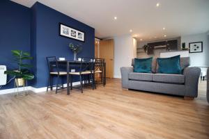 sala de estar con sofá y mesa en Violet's Corner Luxury Apartment by StayStaycations en Swindon
