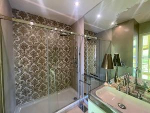 ein Badezimmer mit Dusche und Waschbecken in der Unterkunft Luxury Family Beachfront Apartment in Las Palmas de Gran Canaria + 54 Fotos
