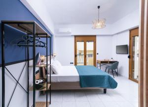 Posteľ alebo postele v izbe v ubytovaní Alcyone Studios and Apartments