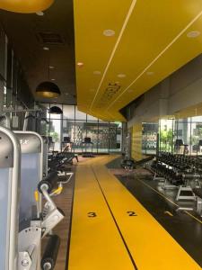een fitnessruimte met een gele vloer en rijen stoelen bij The Nova by The City Collection in Kuala Lumpur