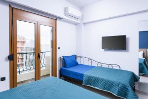 Posteľ alebo postele v izbe v ubytovaní Alcyone Studios and Apartments