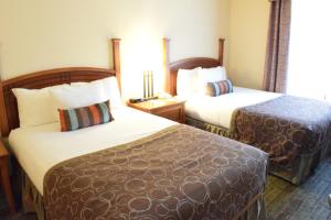 um quarto de hotel com duas camas e uma janela em Staybridge Suites Houston West - Energy Corridor, an IHG Hotel em Houston