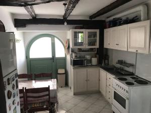 Η κουζίνα ή μικρή κουζίνα στο Traditional Stonehouse in Kavalos +10 φωτογραφίες