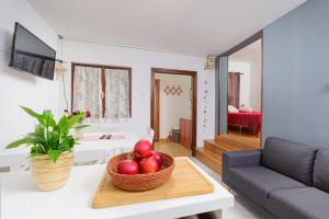een woonkamer met een mand appels op een tafel bij Apartment Adriana on peaceful location with pool in Pula