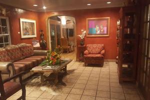 - un salon avec un canapé et une table dans l'établissement Casas de Suenos Old Town Historic Inn, Ascend Hotel Collection, à Albuquerque