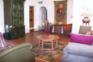 Svetainės erdvė apgyvendinimo įstaigoje Casas de Suenos Old Town Historic Inn, Ascend Hotel Collection