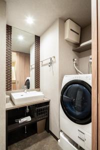y baño con lavadora y lavamanos. en Section L Yushima-Ueno, en Tokio