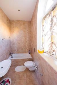 Un baño con bañera, inodoro y lavabo. en Enjoy and Relax at the Blu House, en Sliema