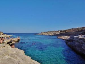 un grupo de personas nadando en un cuerpo de agua en Enjoy and Relax at the Blu House, en Sliema 22 fotos más