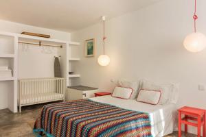 um quarto branco com uma cama com 2 almofadas em Calheta Beach House T1 na Calheta