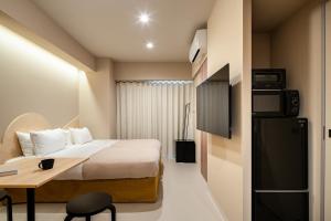 Habitación de hotel con cama y escritorio en Section L Yushima-Ueno, en Tokio